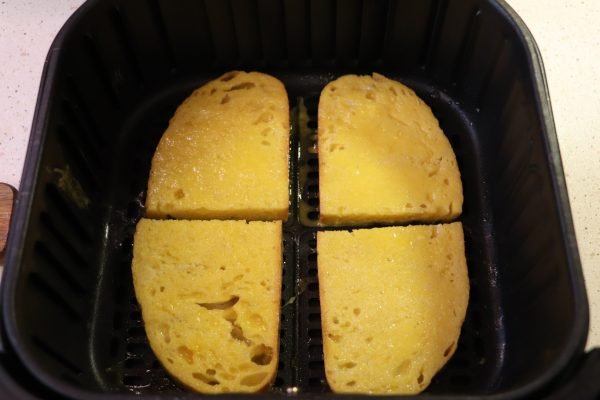 A szeleteket fektesd az airfryer tálcájára.