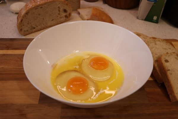 French toast tojások összekeverése