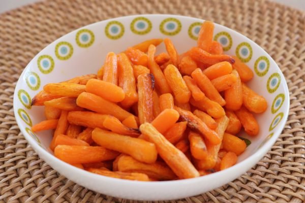 Forrólevegős fritőz Zöldségpárolás elkészült bébirépa tányéron