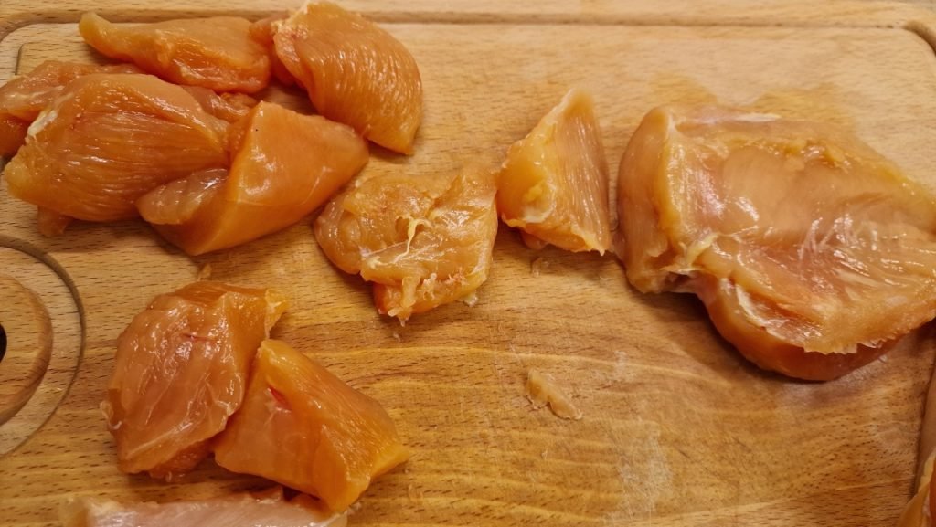 Csirke nuggets darabok vágása