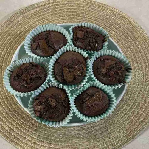 csokoládés muffin airfryerben tányéron