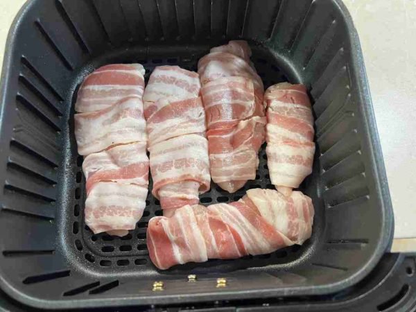 baconbe tekert csirkemell airfryerben sütés előtt
