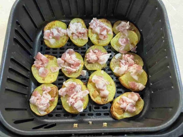 baconös bratkartoffeln airfryerben sütés közben